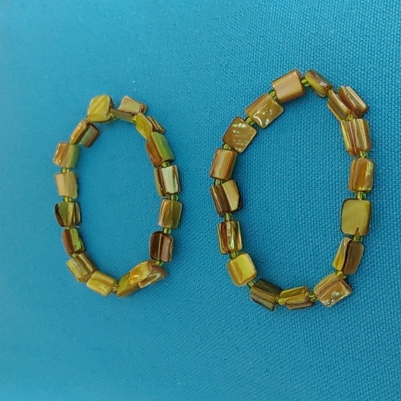 Handmade Set Of 2  Green Shell Stretch Bracelets - Picture 2 of 3